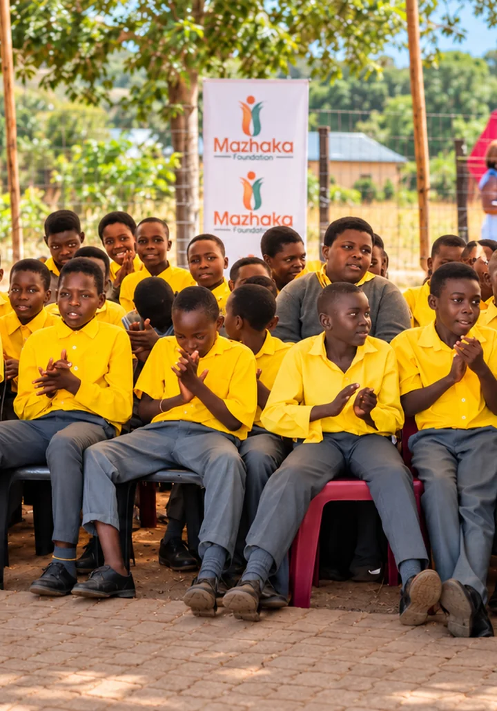 Schoolchildren at a Mazhaka gathering